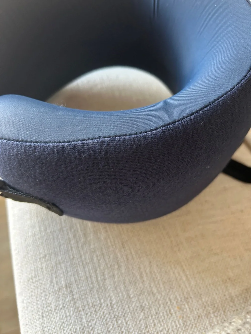 Cushion Lab Travel Pillow Award-Patented Ergonomic Design Navy Medium, NWT